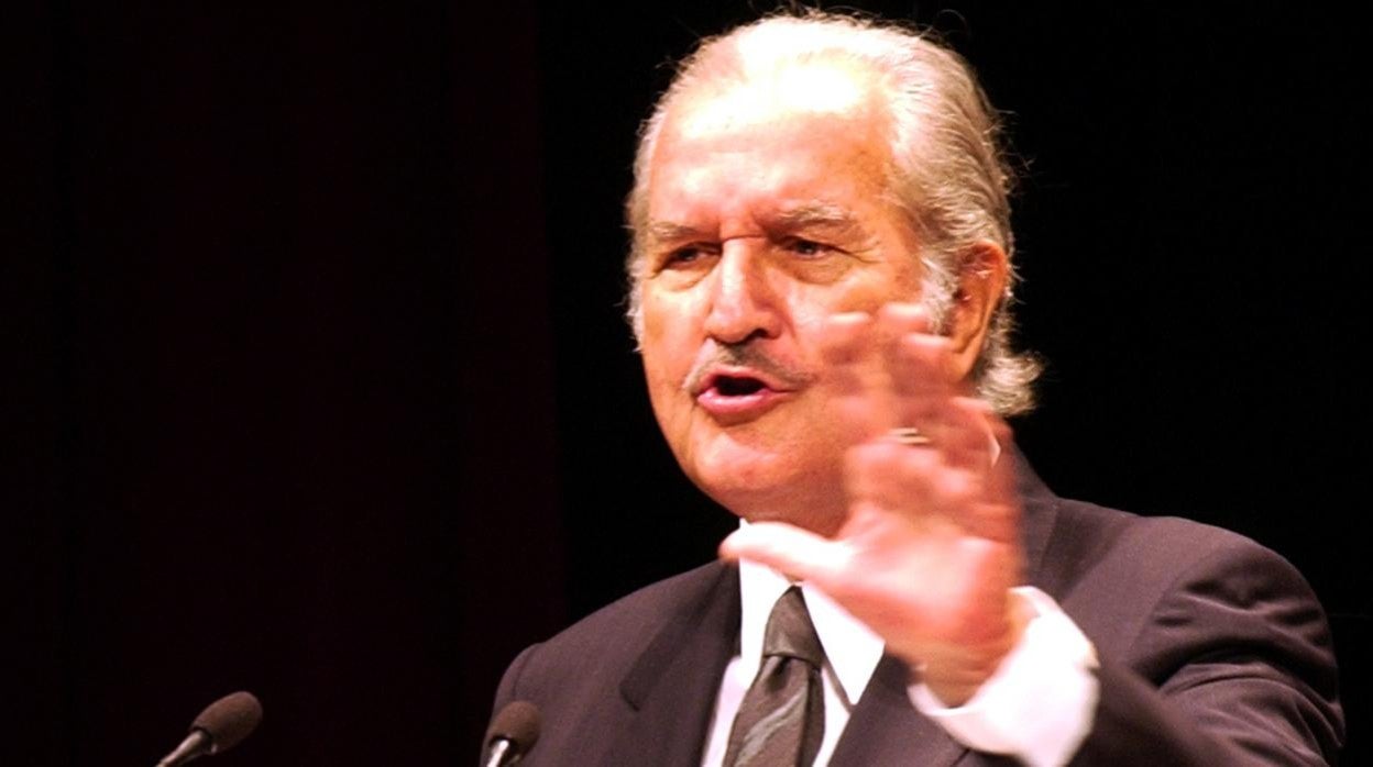 Carlos Fuentes, dando el pregón taurino en Sevilla en 2003