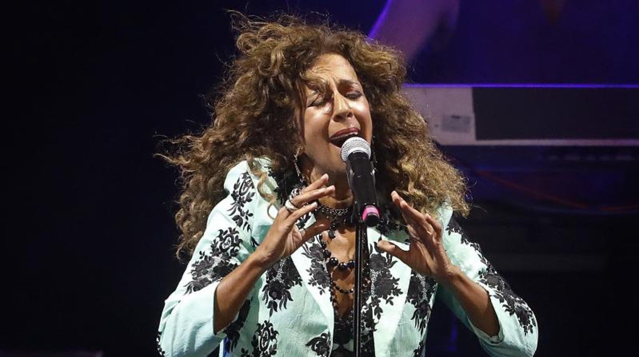 Rosario Flores, durante la actuación que ofreció en Sevilla el año pasado