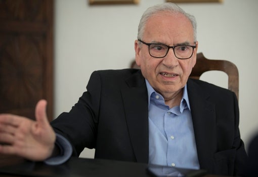 Alfonso Guerraen un momento de la entrevista