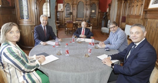 El jurado, reunido en el despacho del fundador de ABC