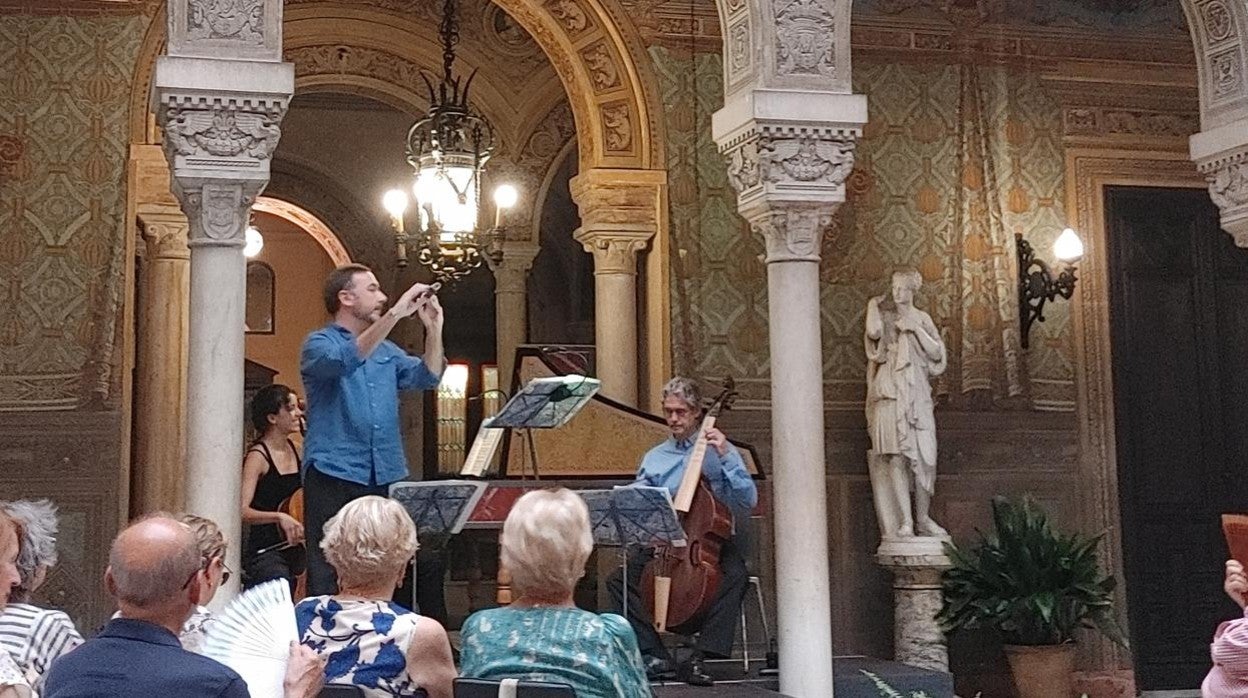 Irene Rico, Rafael Ruibérriz y Ventura Rico, en una parte del concierto