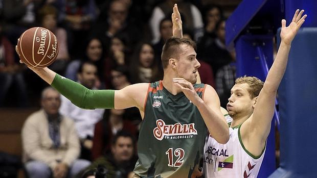 Balvin lidera al Baloncesto Sevilla en su triunfo sobre el Laboral Kutxa (100-92)