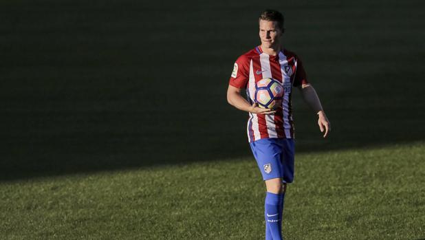 Gameiro, incómodo en su presentación con el Atlético: gritos de «p… Sevilla» en el Calderón