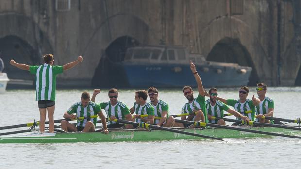 Los componentes del ocho con timonel bético celebran su triunfo