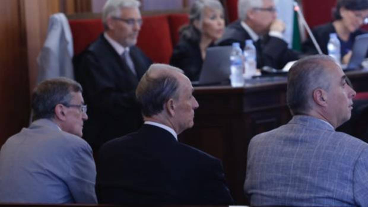 Lopera, en el banquillo, entre Guillermo Molina y Javier Páez