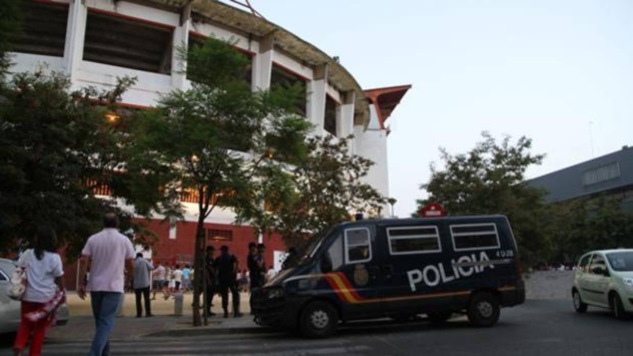 Efectivos policiales en las inmediaciones del Ramón Sánchez Pizjuán