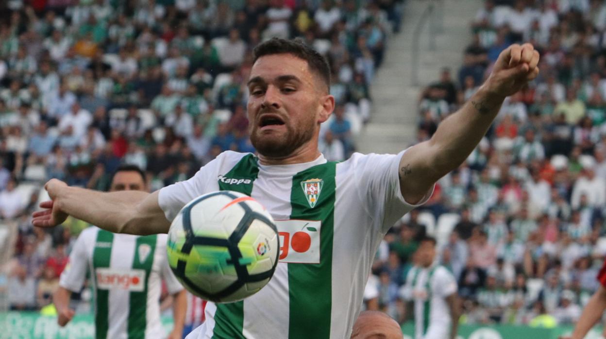 Javi Galán controla el balón con el pecho en El Arcángel