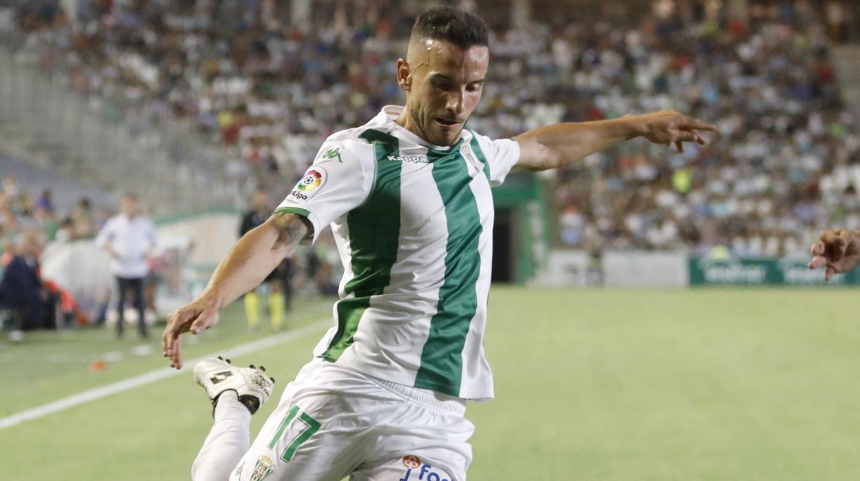El defensa cordobés José Manuel Fernández conduce el balón por la banda