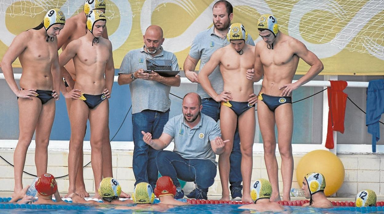 El entrenadro del Club Watrerpolo Sevilla se dirige a sus jugadores durante un partido