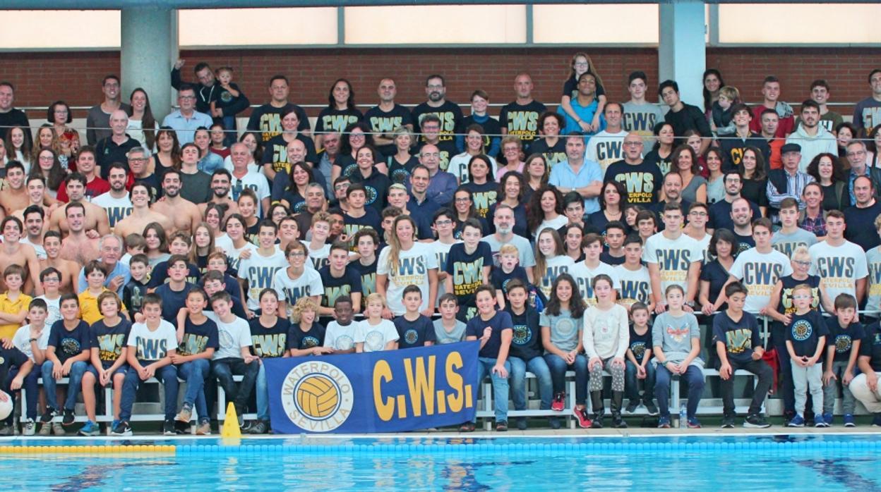 Foto de familia del Club Waterpolo Sevilla
