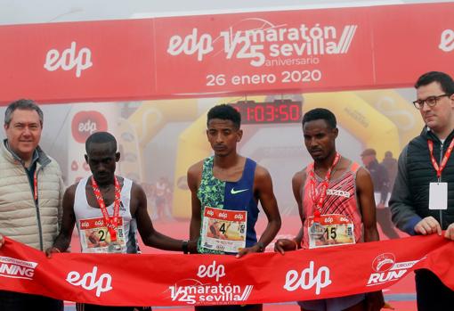 Los tres primeros clasificados de la categoría masculina del EDP Medio Maratón
