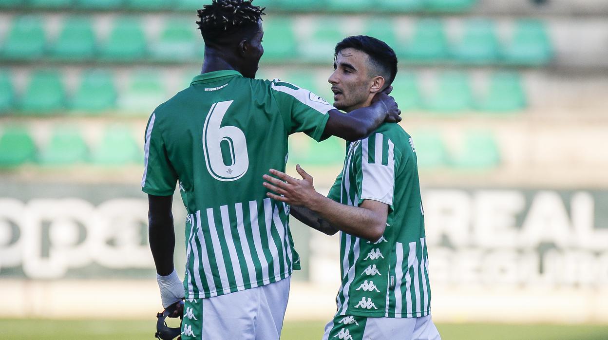 Paul y Robert celebran uno de los goles del Betis Deportivo al Córdoba B