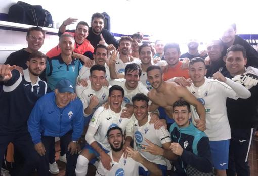 Los jugadores y cuerpo técnico del Castilleja C. F. celebran el campeonato de invierno