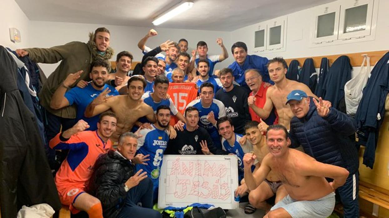 Los jugadores del Castilleja C. F. dedican una victoria durante esta temporada a un miembro de su cuerpo técnico