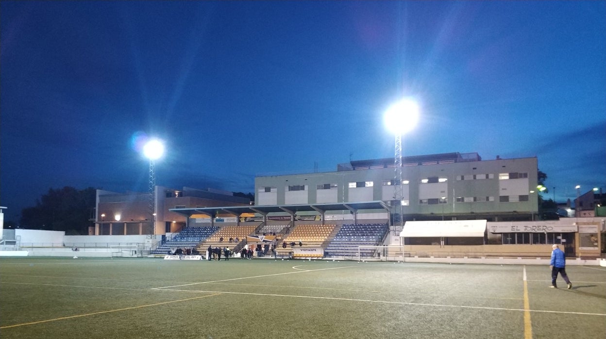 La UD Tomares, ya trabaja para cambiar la iluminación del estadio San Sebastián y poder acoger el duelo de la primera ronda de la Copa del Rey ante el CA Osasuna