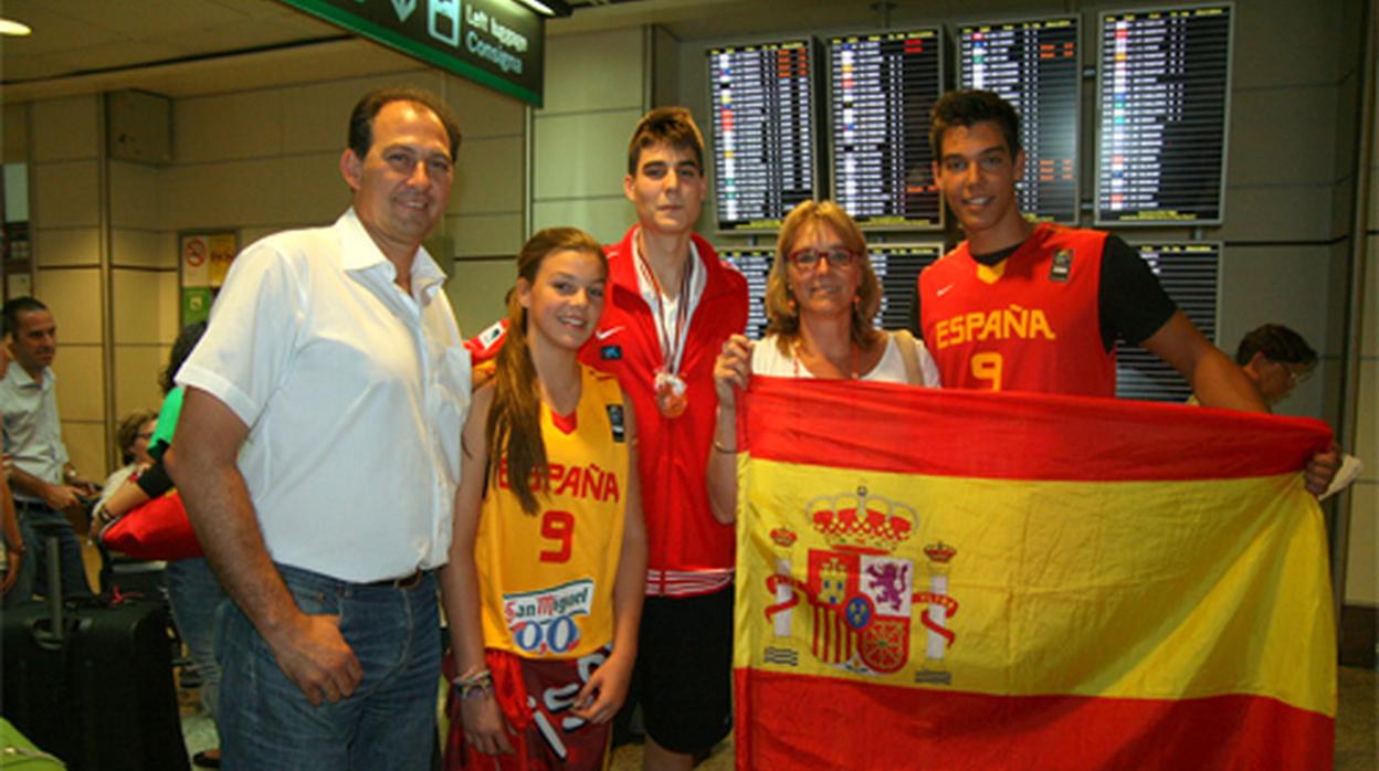 Wonny Geuer, con sus hijos y su marido, Guillermo Hernangómez, en una imagen de 2017