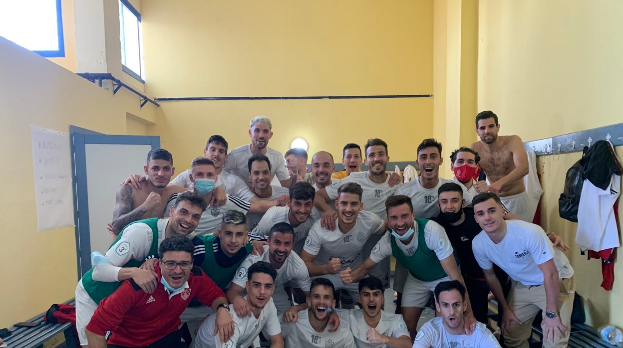 El Utrera celebra en el vestuario la contundente victoria ante el Puente Genil