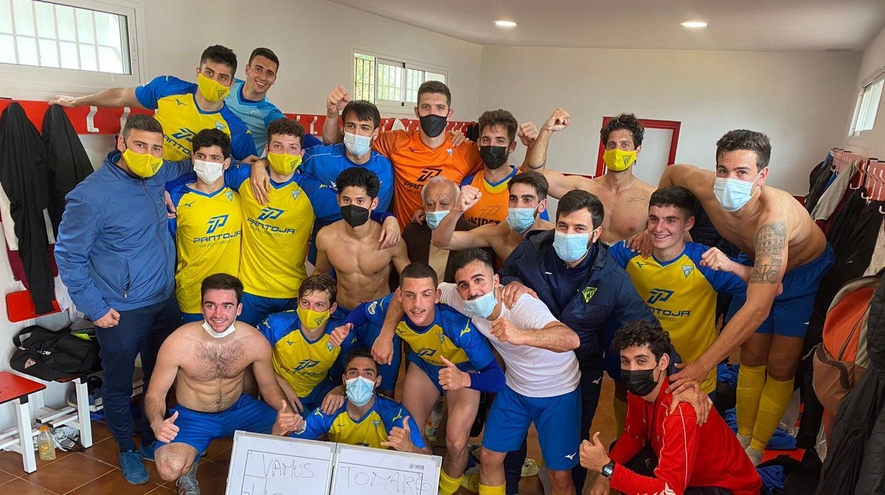 Los jugadores del Tomares celebran la victoria ante el San Roque y el campeonato en la primera fase del Subgrupo B de División de Honor