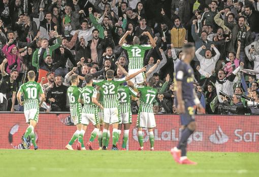 Celebración del gol de Sidnei en el Betis-Madrid ante 51.520 espectadores