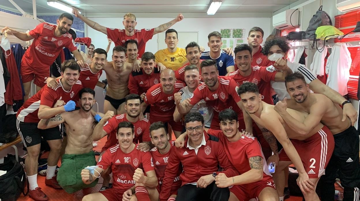 Celebración por todo lo alto del triunfo utrerano en el vestuario visitante