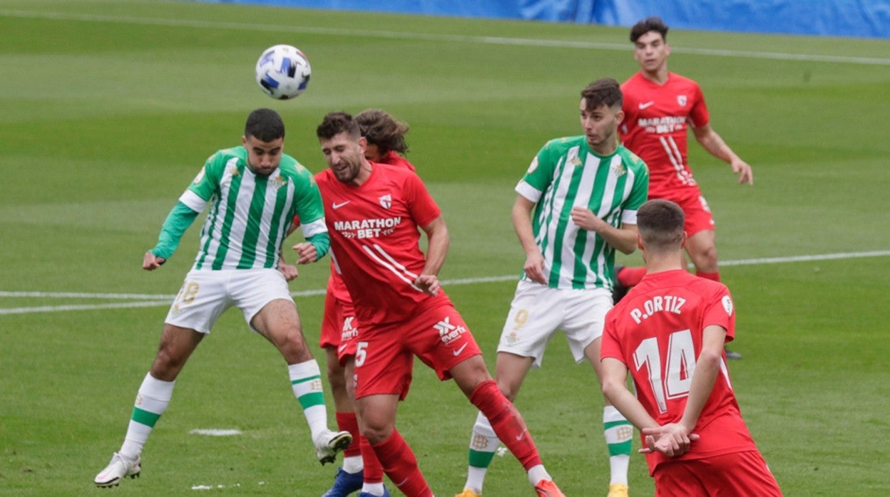 Acción del derbi entre el Betis Deportivo y el Sevilla Atlético del pasado mes de diciembre