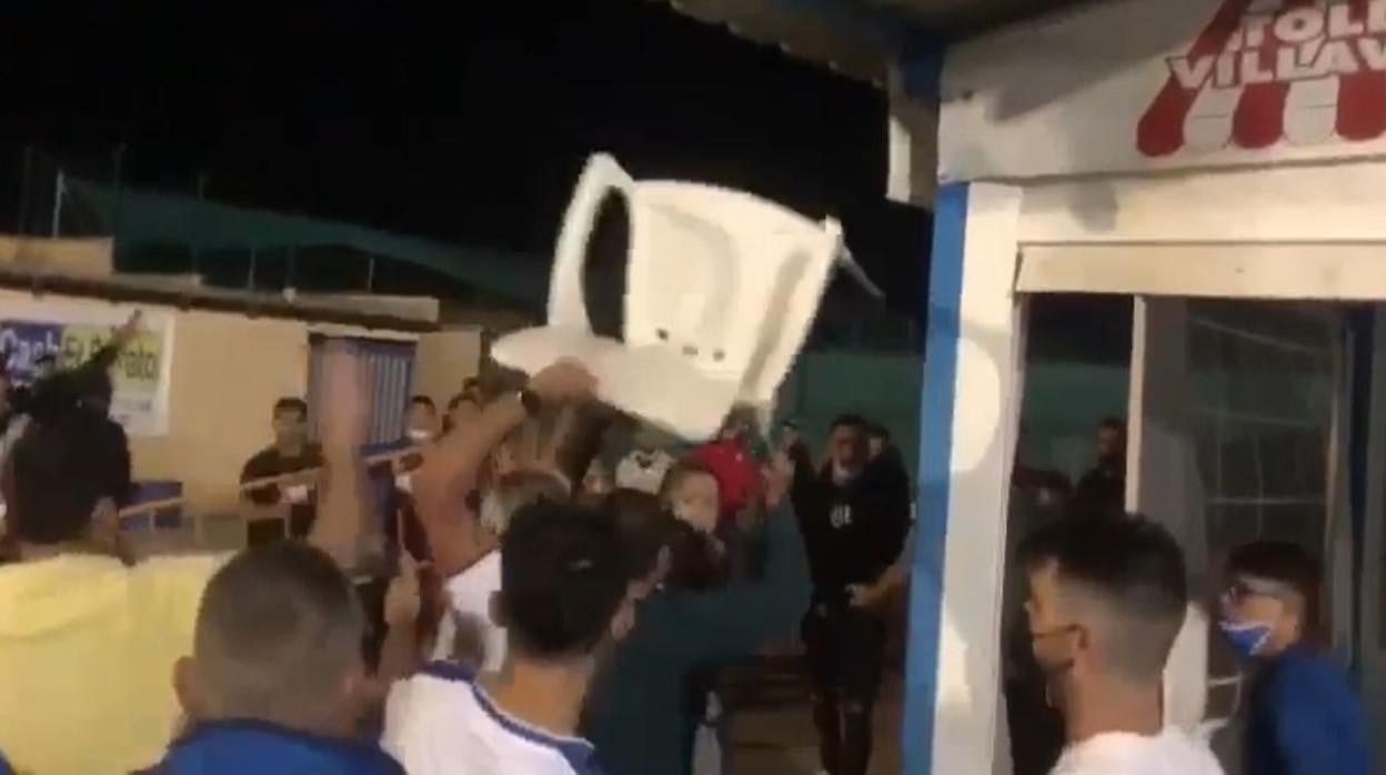 Imagen de uno de los vídeos en el que una persona levanta una silla