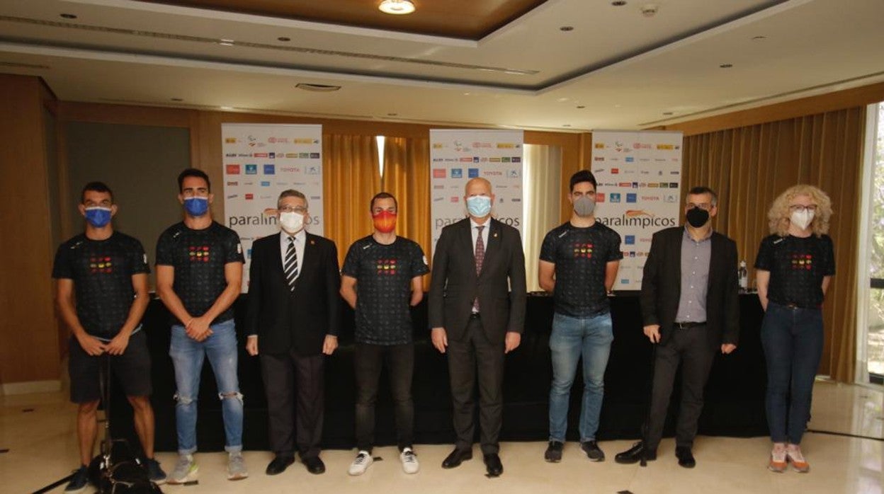Javier Imbroda, consejero de Educación y Deporte de la Junta de Andalucía, con los deportistas paralímpicos