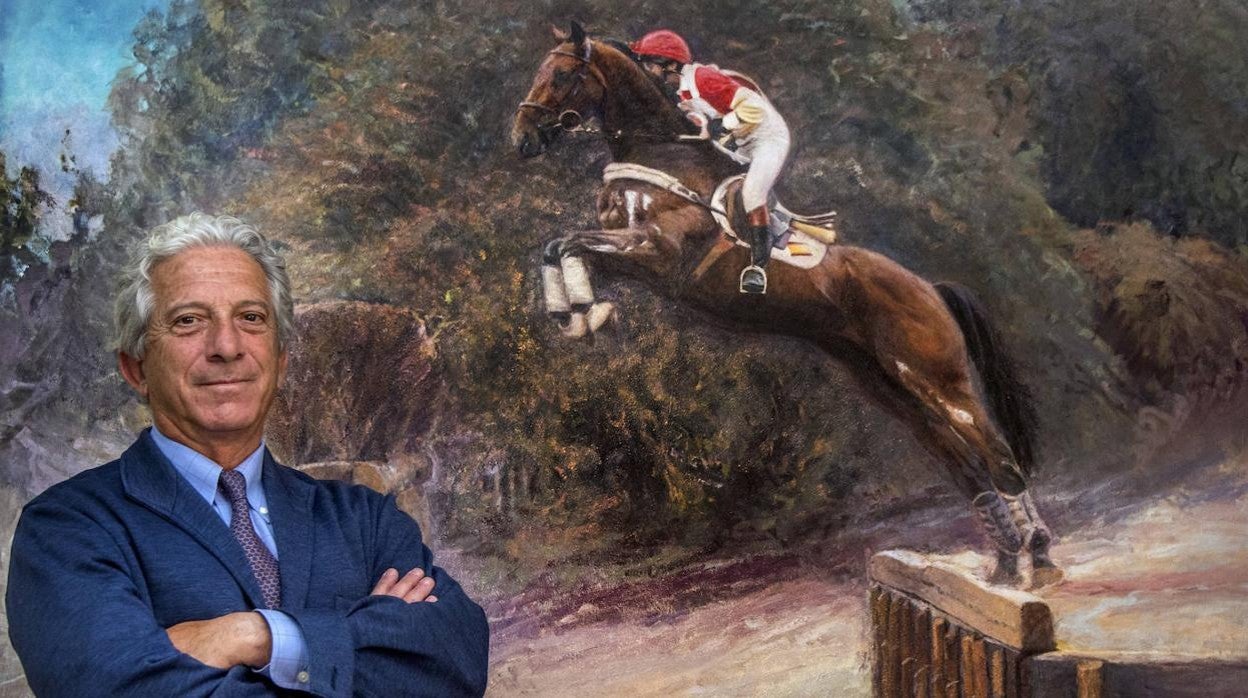 Ramón Beca, posando en su despacho