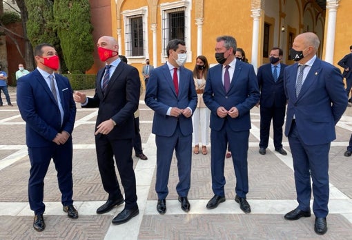 Pablo Lozano, Juan Espadas y Javier Imbroda acompañan a Luis Rubiales y Juanma Moreno