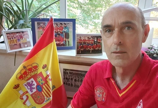 Rafa Paz, posando en su despacho con la camiseta que utilizó en Italia 90