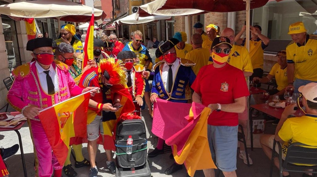 Los aficionados suecos toman el centro de Sevilla