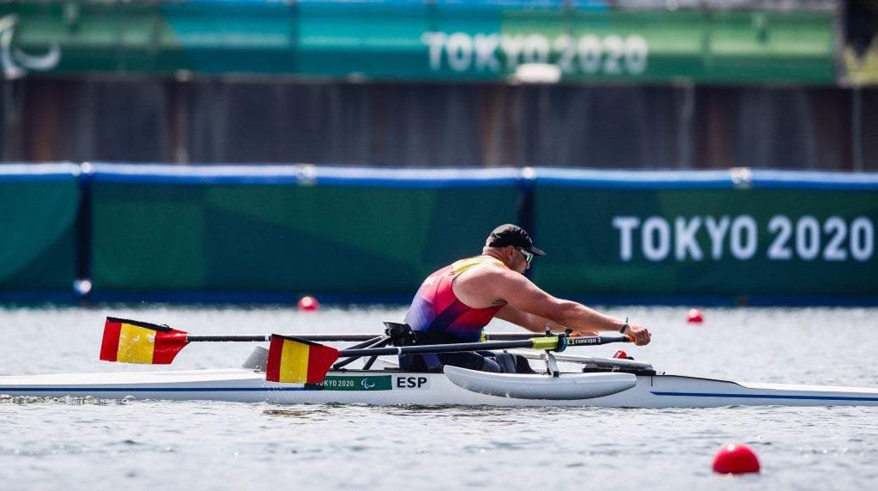 Javier Reja, remando en el scull individual en Tokio