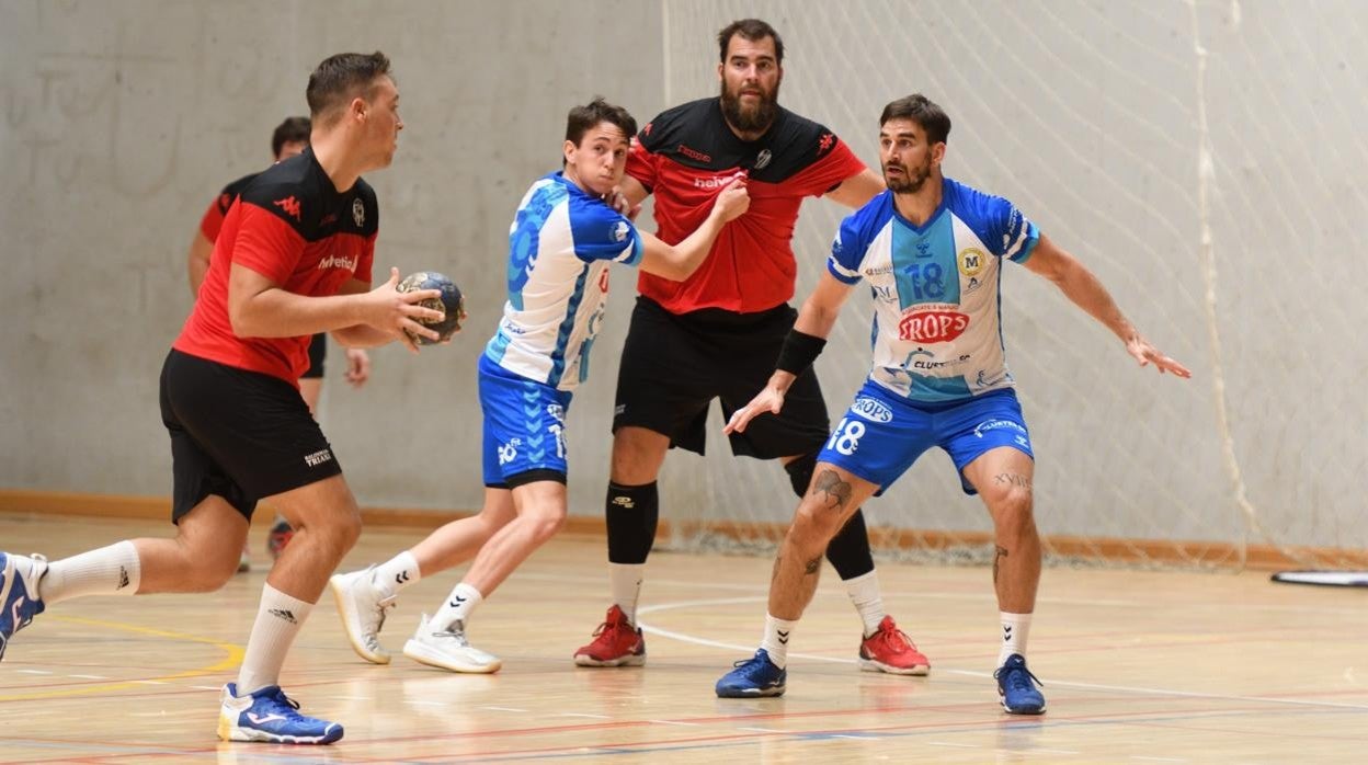 Juan Andreu, entre dos rivales, en un partido del Helvetia Prointegrada BM Triana durante la pretemporada