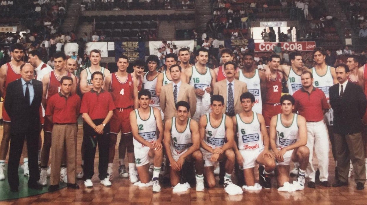 Poli Gallardo, justo a la derecha de Drazen Petrovic (el dorsal 4 de Croacia) en un partido entre la selección andaluza y la balcánica disputado en el pabellón San Pablo en 1993