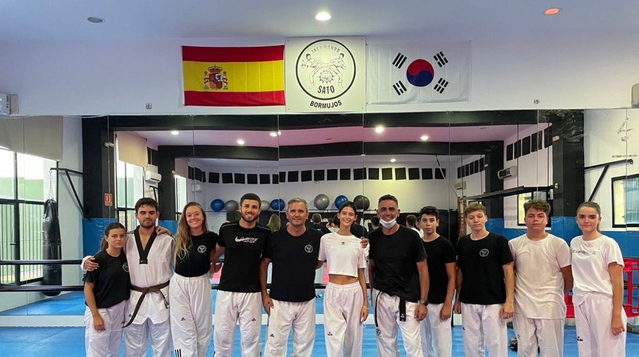 Antonio Pérez Acevedo, el quinto por la izquierda, con sus alumnos en el Sato de Bormujos