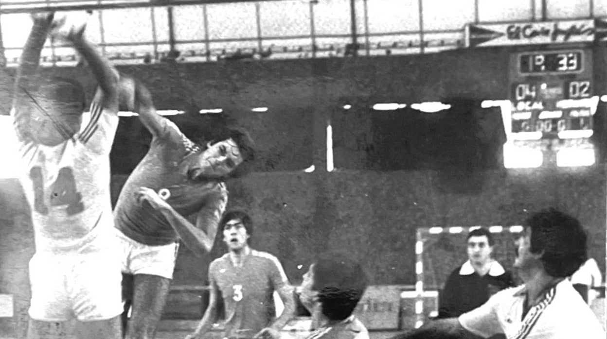 Justino de Anca, realizando un lanzamiento a portería en su época de jugador