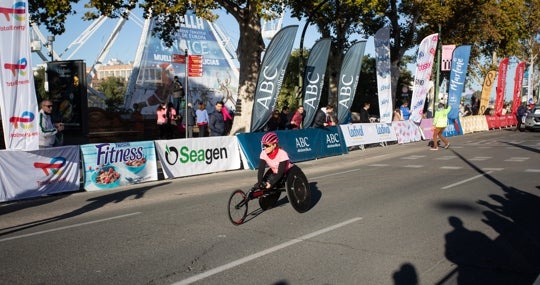 Eva Moral, en plena carrera por las calles de Sevilla