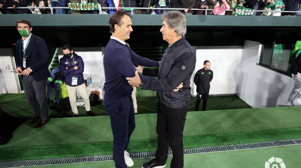 Lopetegui y Pellegrini se saludan antes del Betis - Sevilla de la 2021-22