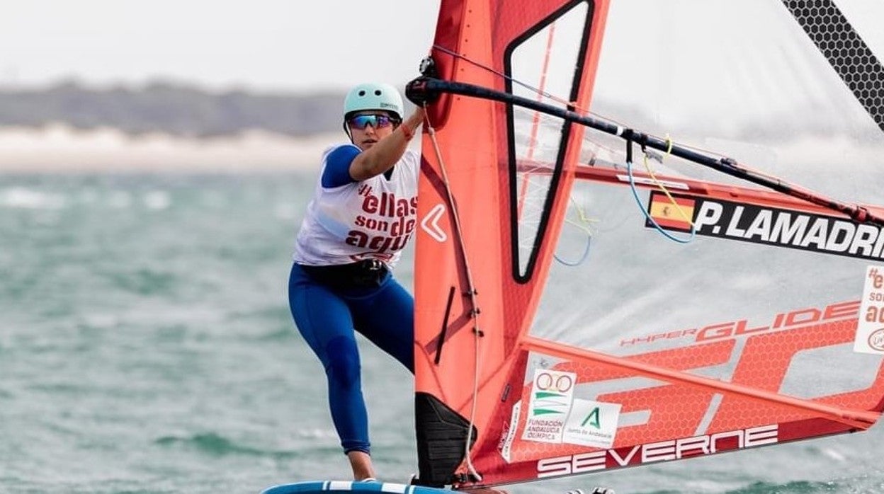 Pilar Lamadrid, compitiendo en iQFoil