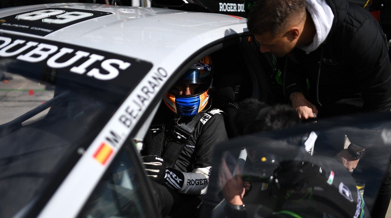 Manu Bejarano, a los mandos de su Lamborghini en el circuito de Imola