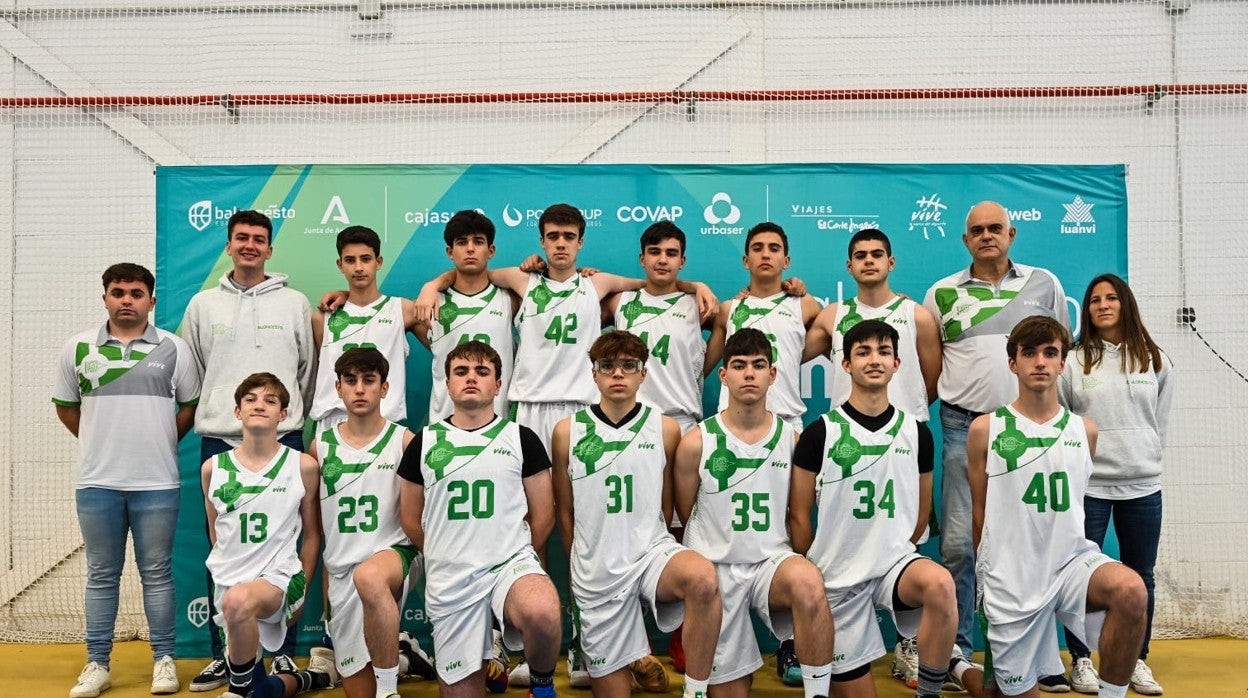 Nino Morales, a la derecha de la imagen, junto a un equipo del Club Náutico