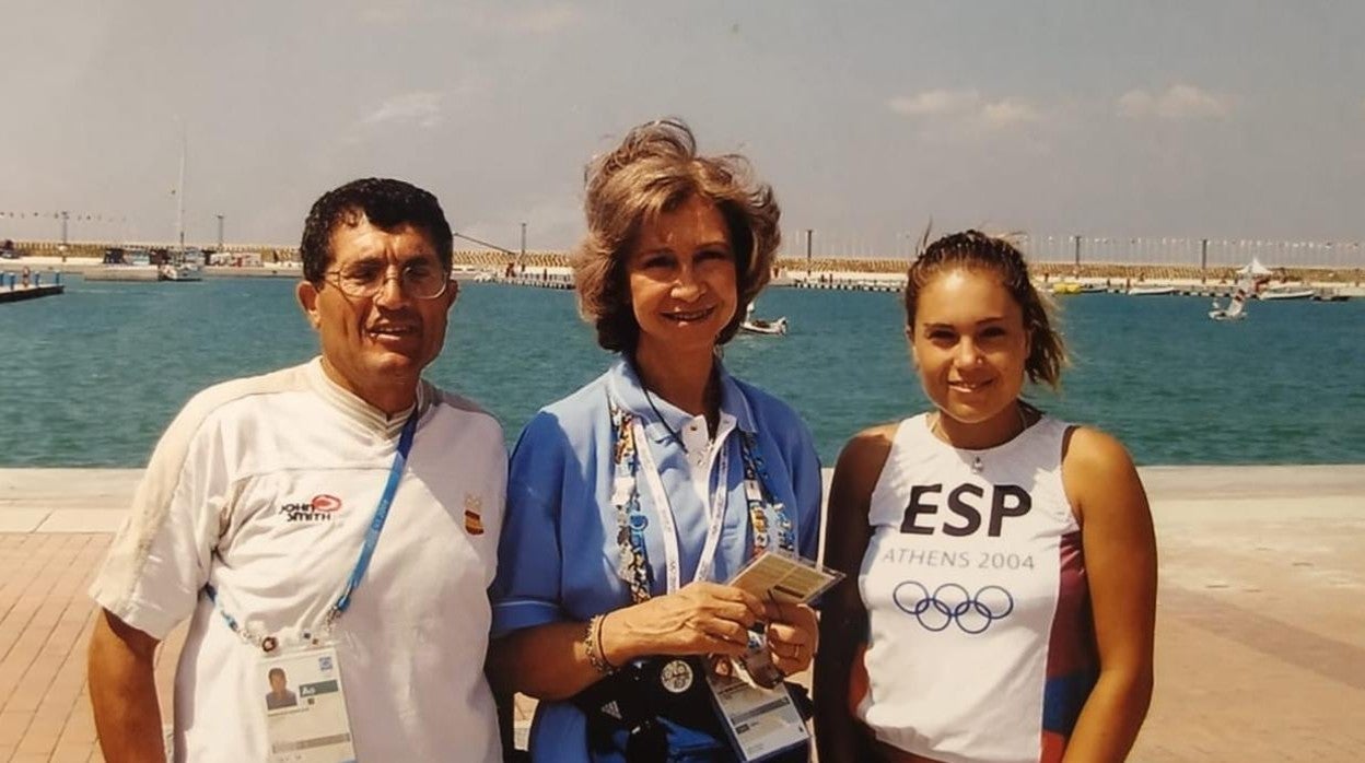 Paco Manchón, en los Juegos de Atenas 2004, junto a su hija, Blanca Manchón, y Doña Sofía