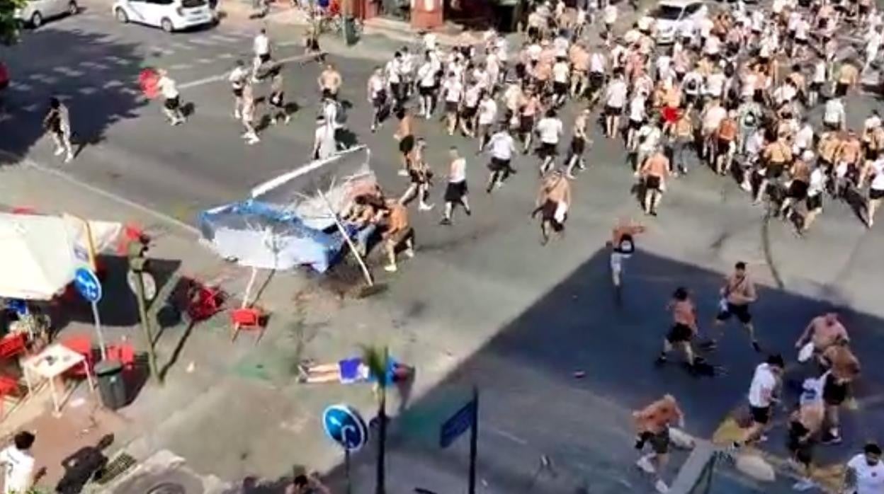 Un momento de la pelea entre seguidores del Eintracht de Frankfurt y los Glasgow Rangers