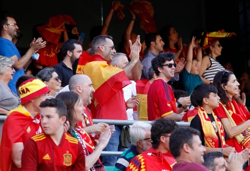 Aficionados aplauden al equipo al salir a calentar