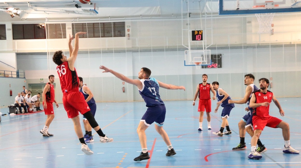 Partido de baloncesto de la competición universitaria