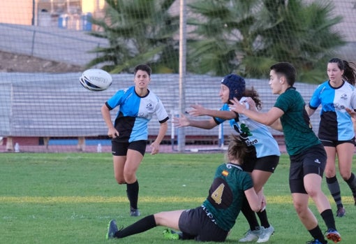 Oval disputado entre varias jugadores en un partido de las Gacelas