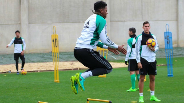 Donk vuelve al grupo en la sesión del Betis