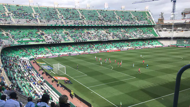 Palmerín y Curro presentan la camiseta homenaje a la Expo 92 con la que el  Betis