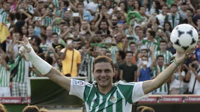 Guardado, Joaquín y Javi García, en la lista para el Betis- Sevilla FC