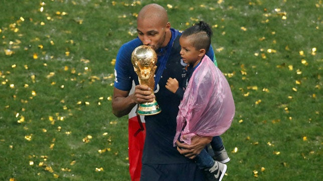 El Sevilla dice que “no hay ofertas por Nzonzi” y lo cita el día 8 de agosto